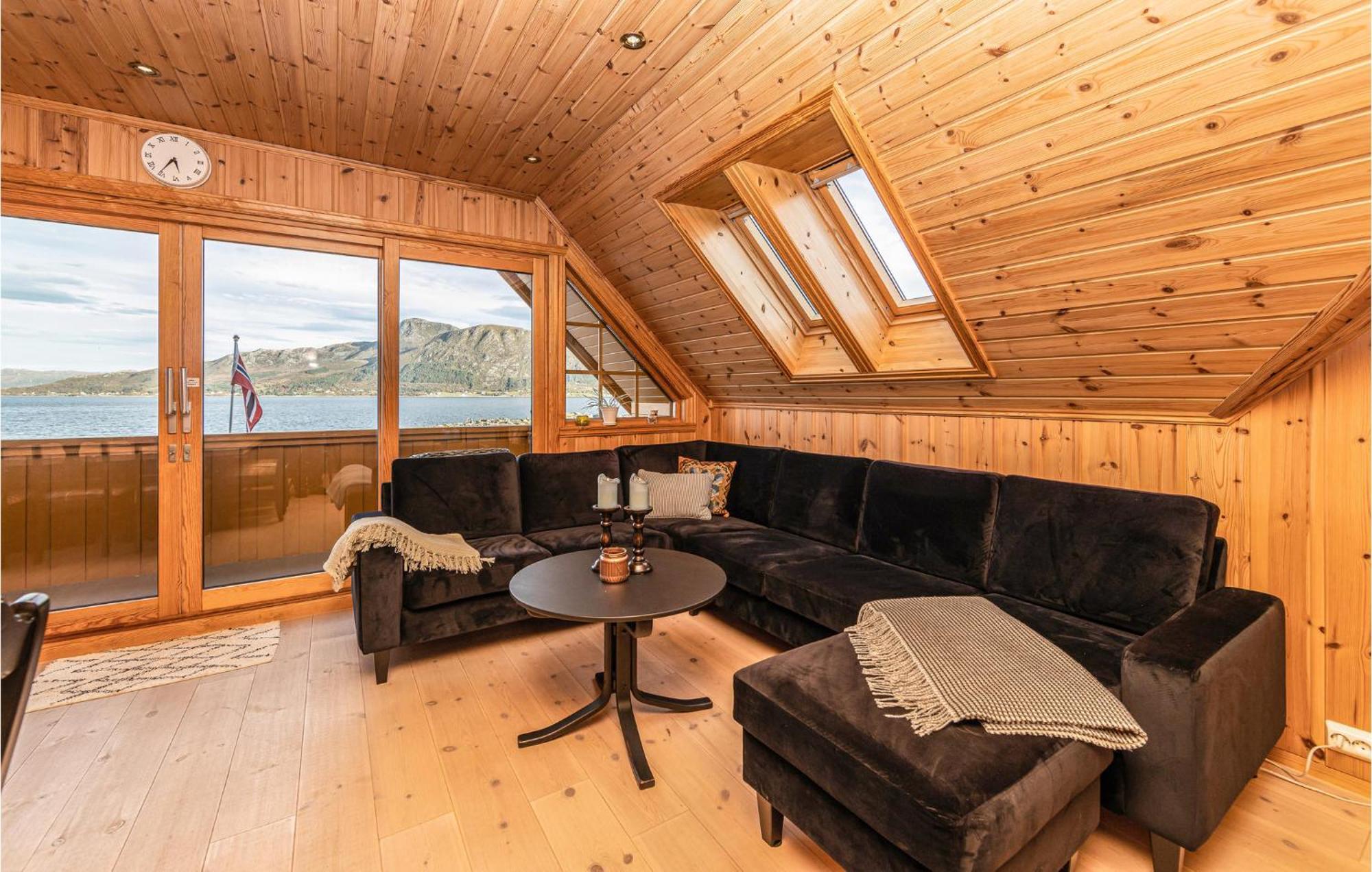Awesome Home In Kvamsoy With Jacuzzi Sandvik  Kültér fotó