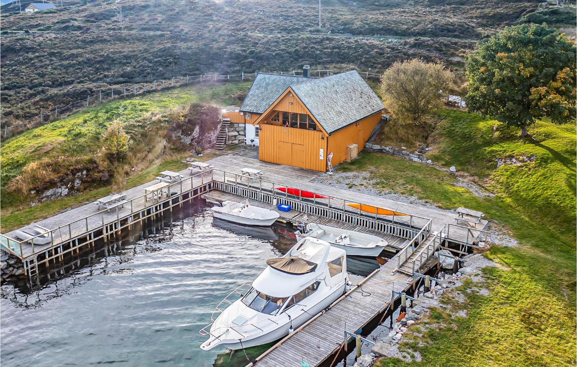 Awesome Home In Kvamsoy With Jacuzzi Sandvik  Kültér fotó