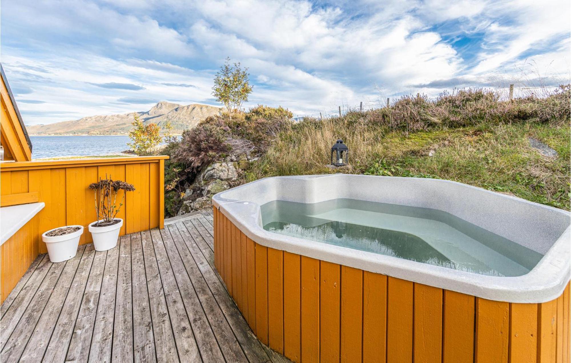 Awesome Home In Kvamsoy With Jacuzzi Sandvik  Kültér fotó