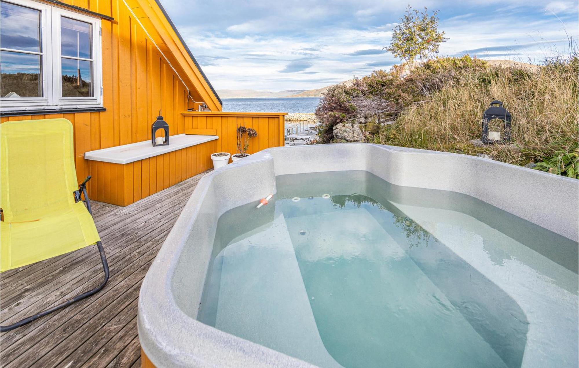 Awesome Home In Kvamsoy With Jacuzzi Sandvik  Kültér fotó