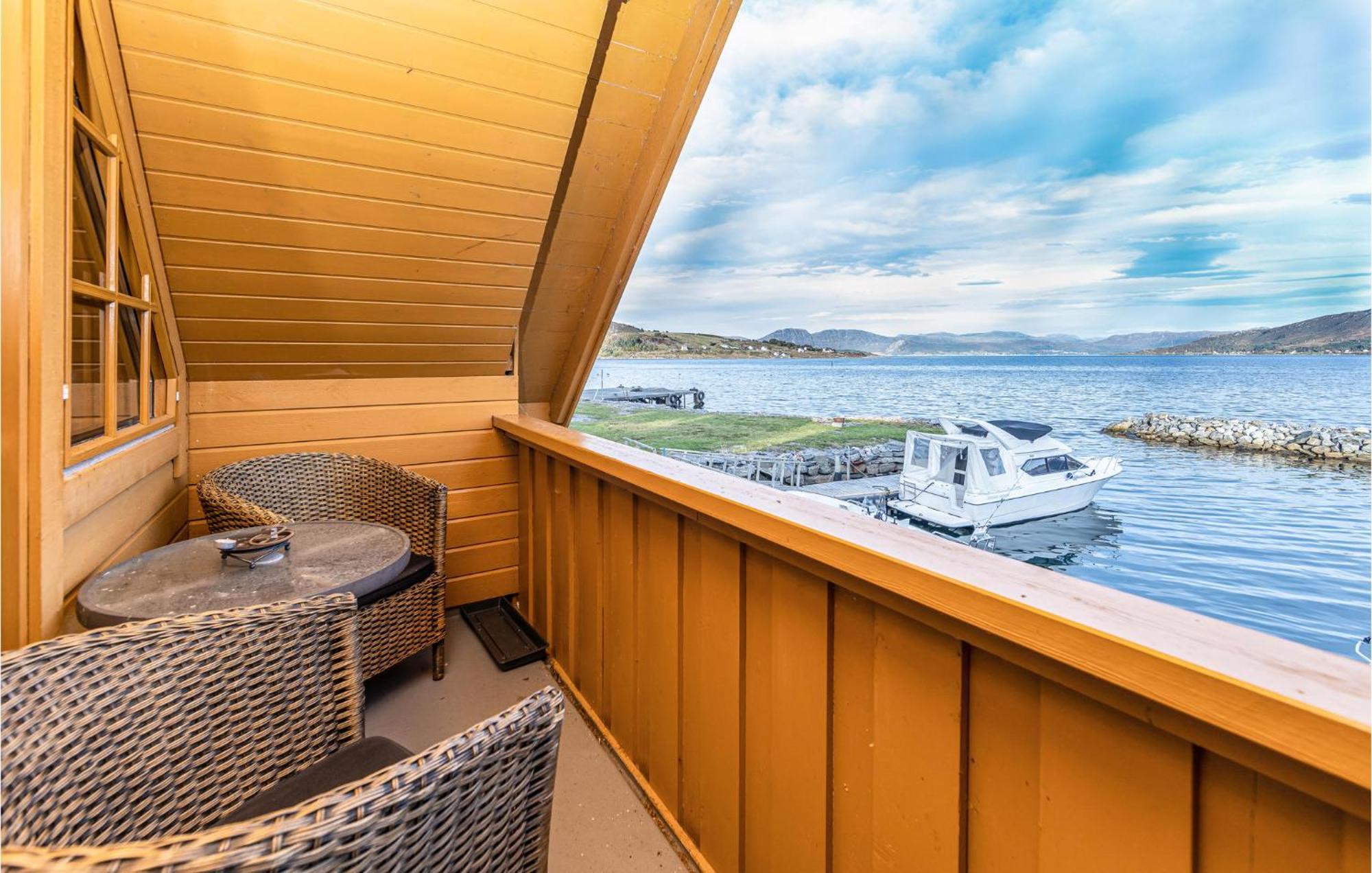 Awesome Home In Kvamsoy With Jacuzzi Sandvik  Kültér fotó