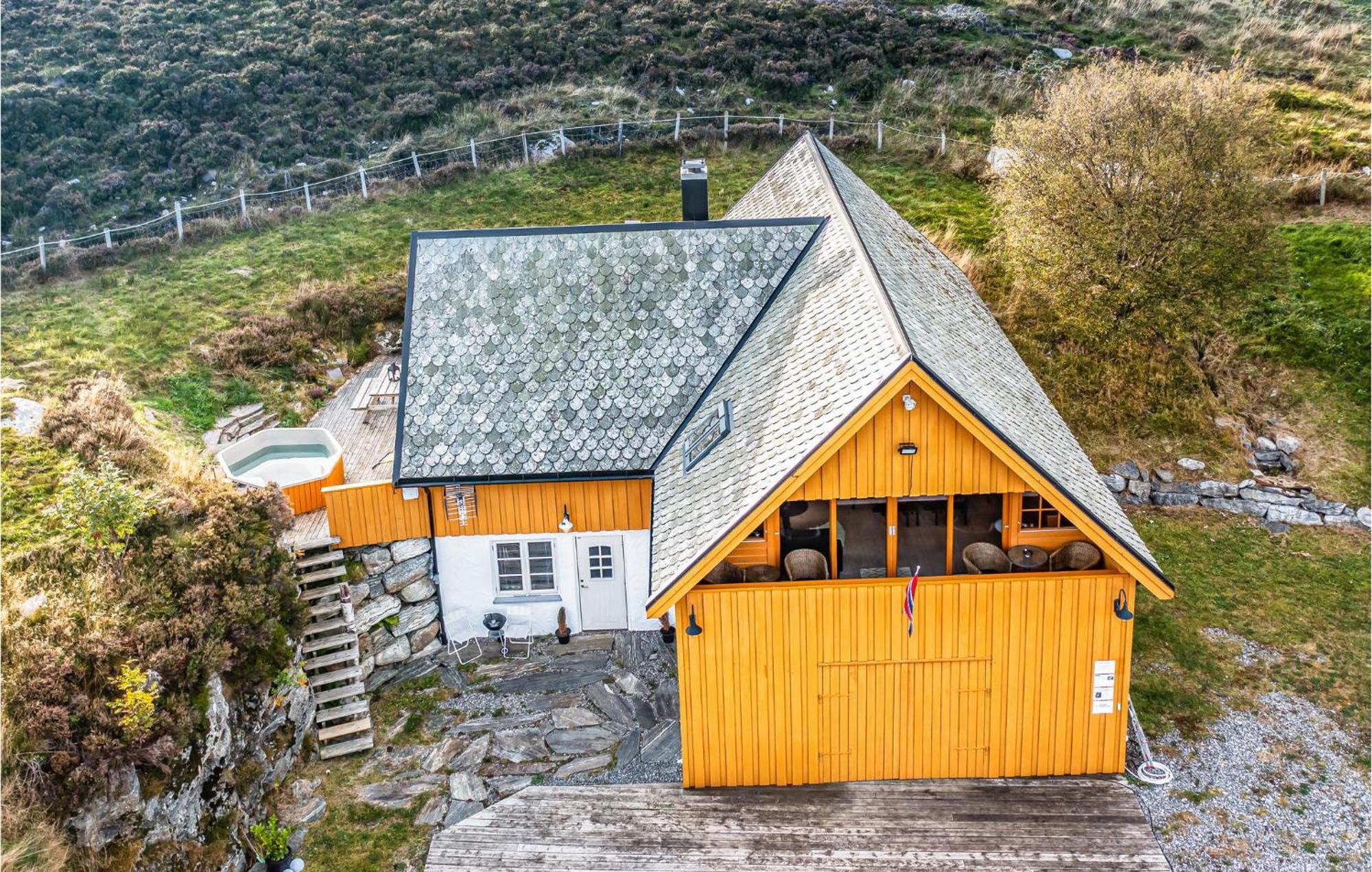 Awesome Home In Kvamsoy With Jacuzzi Sandvik  Kültér fotó